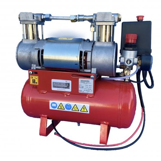 Modello: ELECOM230BCLT5DG Interamente in metallo e montato su cuscinetti a sfera, garantisce prestazioni professionali con il minimo ingombro.Privo di olio (oilless). DATI TECNICI Cilindrata cmc 40 Giri/minuto 3297 Aria Aspirata/Aria Resa l/min bar psi cfm 133/81 a 2 87 4.86 129/63 a 6 116 3.78 132/52 a 8 29 3.12 Pressione max bar 12 / psi 174 Assorbimento Amp. 3 Potenza media assorbita Watt 546 Classe di protezione IP 20 Classe di servizio S 1 Rumorosit? Db 68 Dimensioni cm 44 x 14 x h33 Peso compressore Kg 12 Prestazioni Tempo di carica con serbatoio da 6 lt 0-8 bar 64'' raccomandato per lavoro a cilco continuo